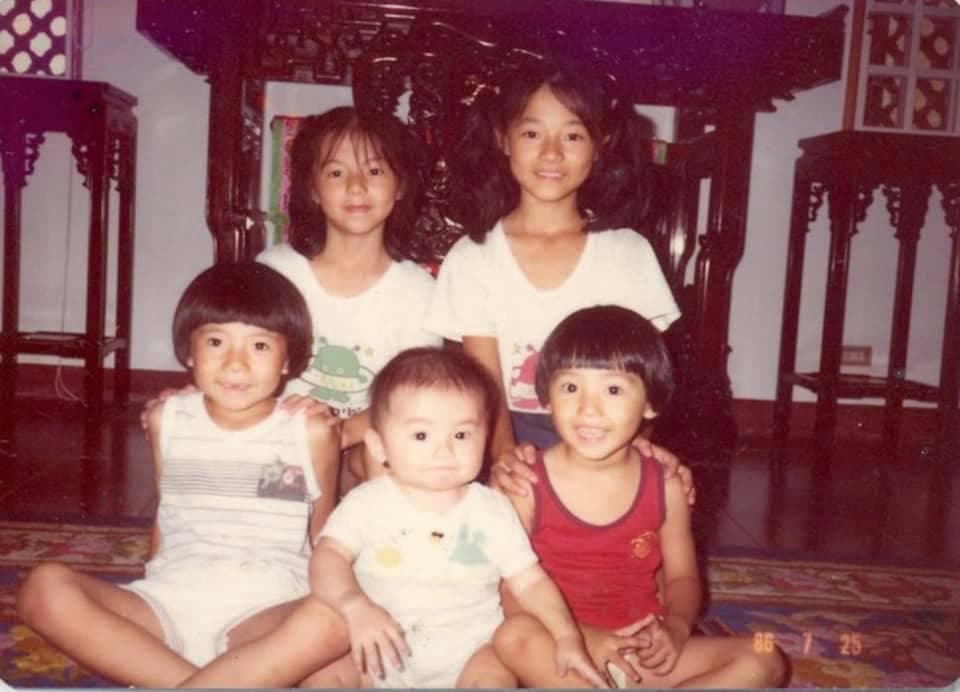 李國毅(前中)曬幼時與四個姐姐的合照,宛如麵包超人的臉型特別突出。(翻攝自李國毅臉書)