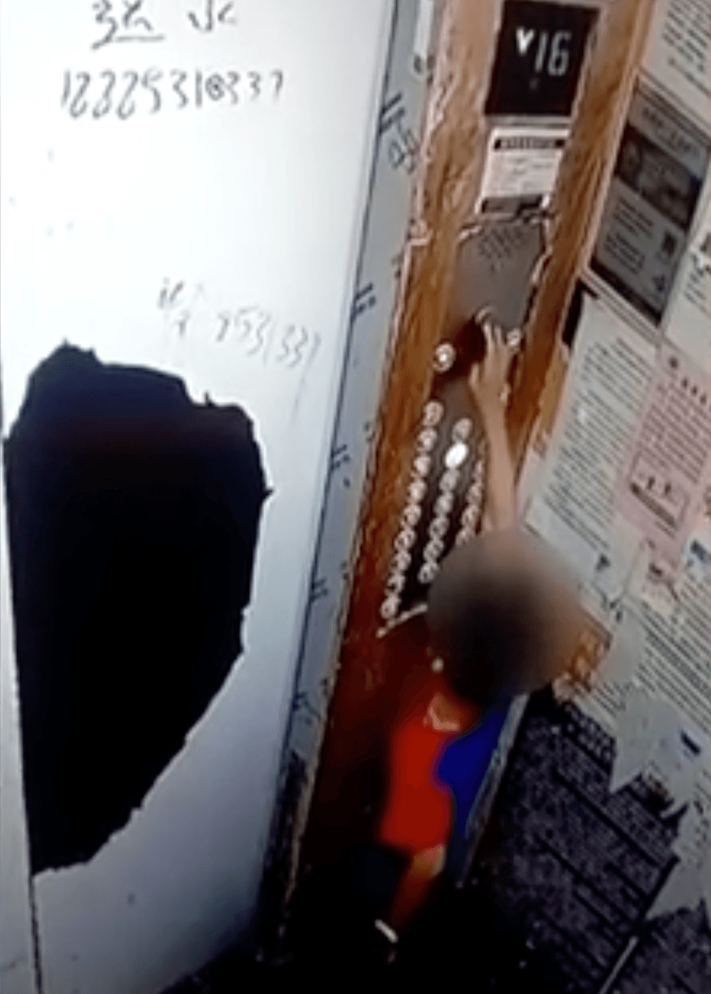 男童發現電梯門並未開啟,不斷按警鈴求救。(翻攝自微博)