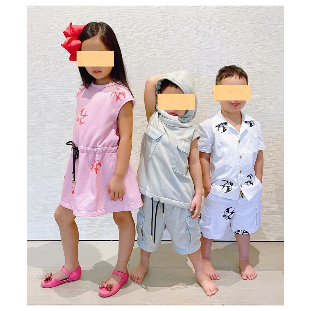 關穎找來大女兒CC(左)、二兒子Phi Phi(右)和么兒DD(中)為Daniel Wong走秀。(Daniel Wong提供)