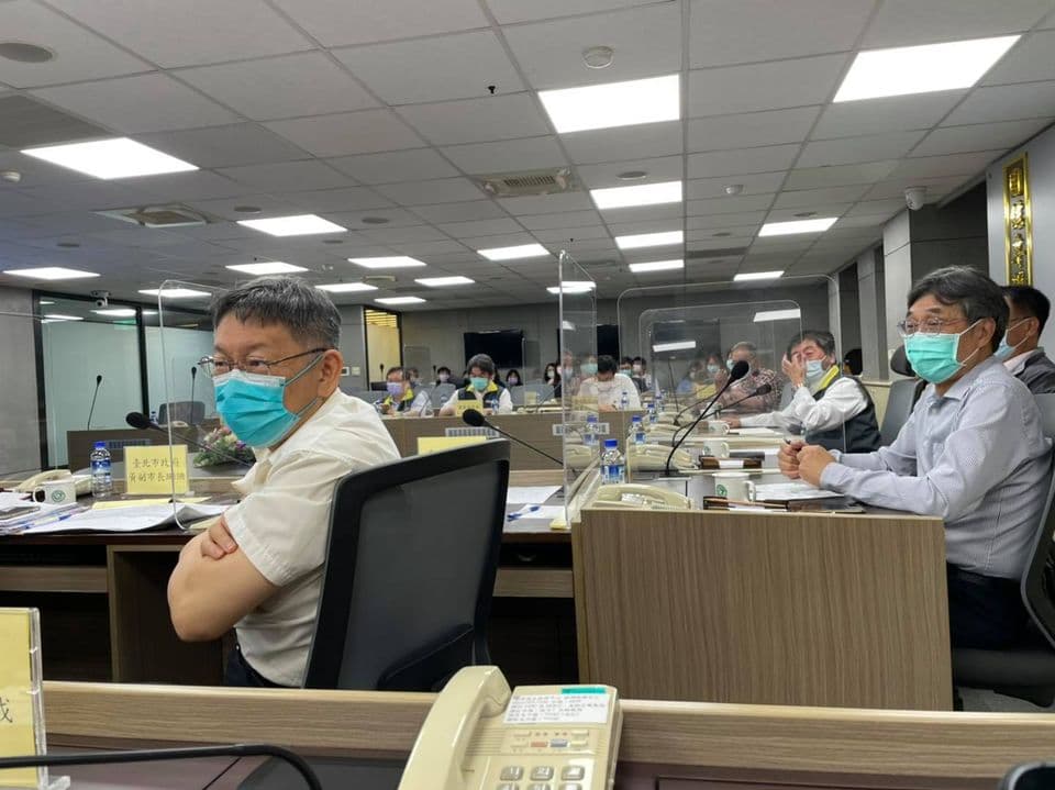 針對北農群聚感染事件,柯文哲首度赴中央流行疫情指揮中心討論。(翻攝自柯文哲臉書)