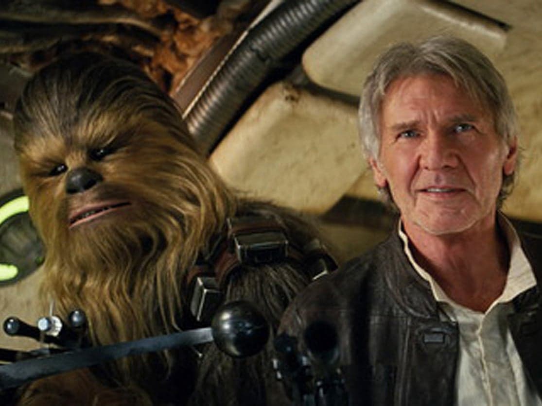 2014年哈里遜福特拍攝《STAR WARS:原力覺醒》時又被片中太空船的門撞斷腿。(網路圖片)