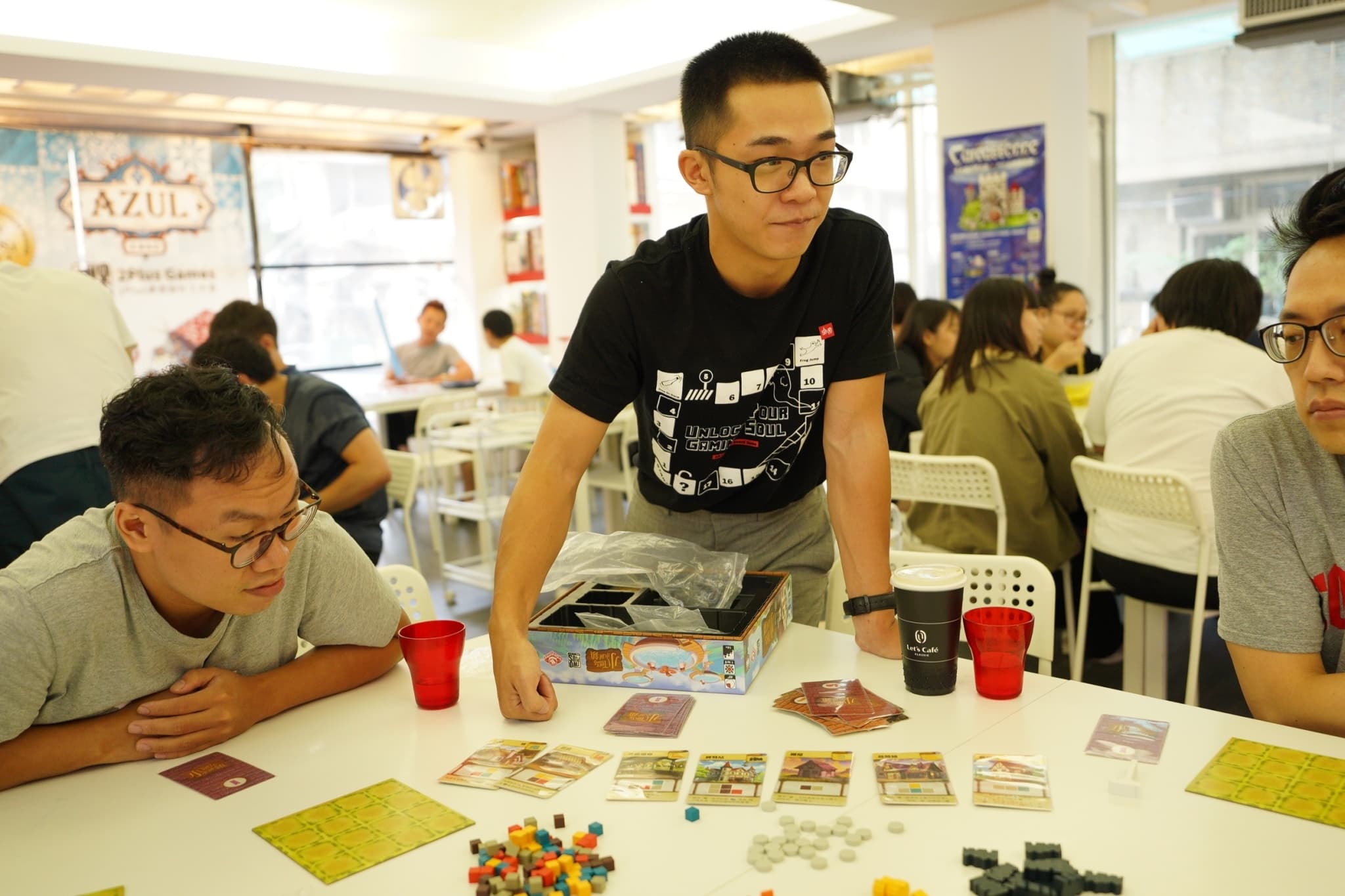 疫情之前,派對或策略遊戲是桌遊愛好者較常聚在桌遊店同樂的遊戲類型。(桌弄提供)