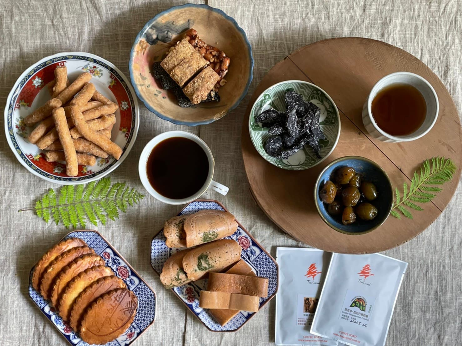 謝小五一次塞滿六家老店傳統零食，「府城老字號美食包」開箱勢必精彩可期。（謝小五提供）
