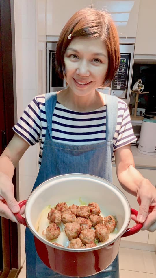于子育親下廚還原父親手路菜紅燒獅子頭。(翻攝自于子育臉書)