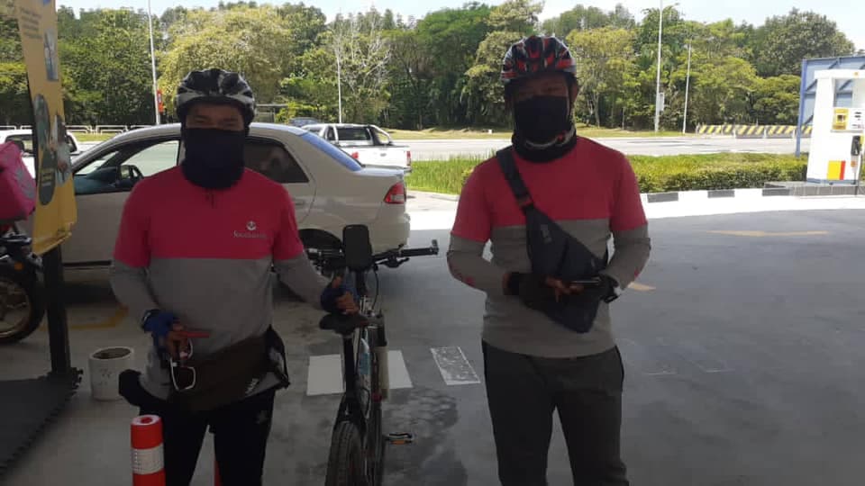 加油站鼓勵兩名年輕的外送員,不要因此事感到灰心。(翻攝自臉書專頁「Stesen Minyak Shell Jalan Sulaman」)