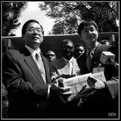 陳致中分享羅一鈞19年前與前總統陳水扁的合影。(翻攝自陳致中臉書)
