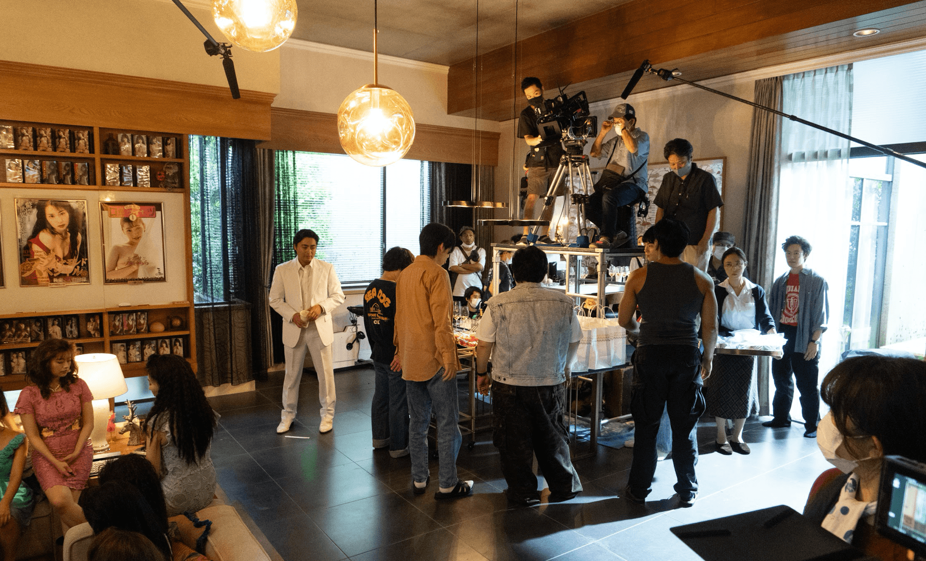 《AV帝王 第2季》開鏡後遇上新冠肺炎疫情,多數拍攝場景都以搭景為主。(Netflix提供)