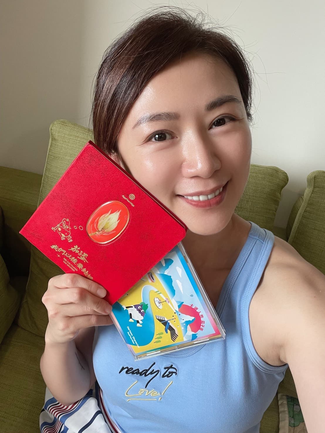 連靜雯獲得茄子蛋簽名專輯。（楠軒工作室提供）