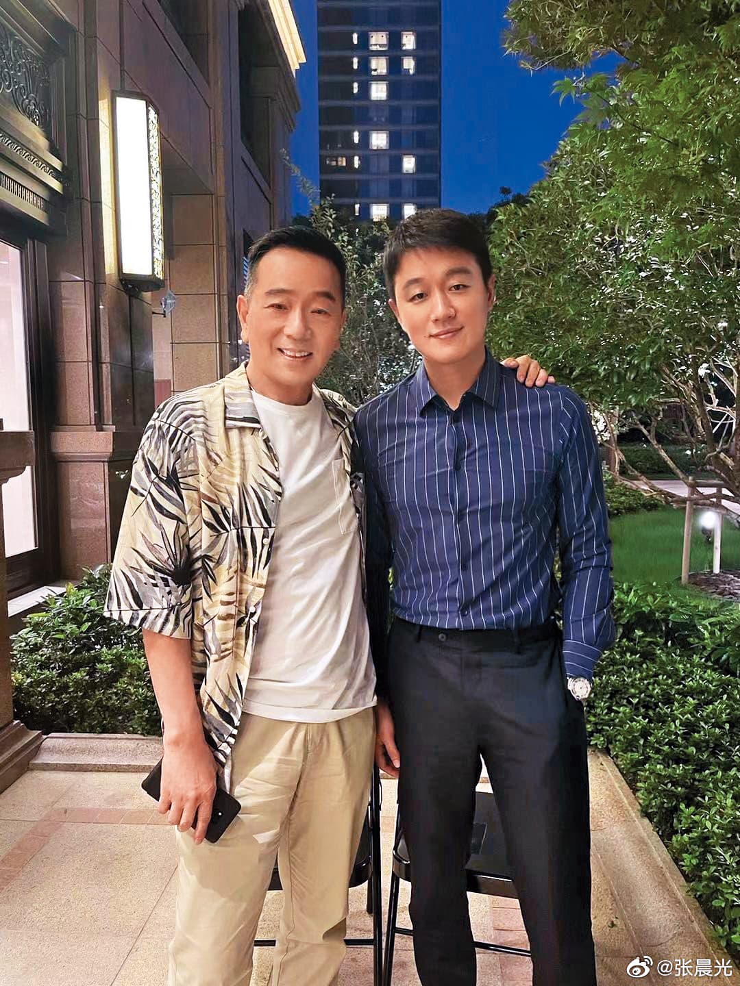 張晨光（左）撇開酸民言論，日前曬照露出開心笑容，跟「失散15年的兒子」佟大為（右）見面。（翻攝自張晨光微博）