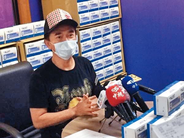 吳宗憲捐贈新冠肺炎快篩試劑給全台各地村、里,但里長領取時,被要求要下載PGTalk軟體,遭各界質疑。(翻攝自PGTalk提供)