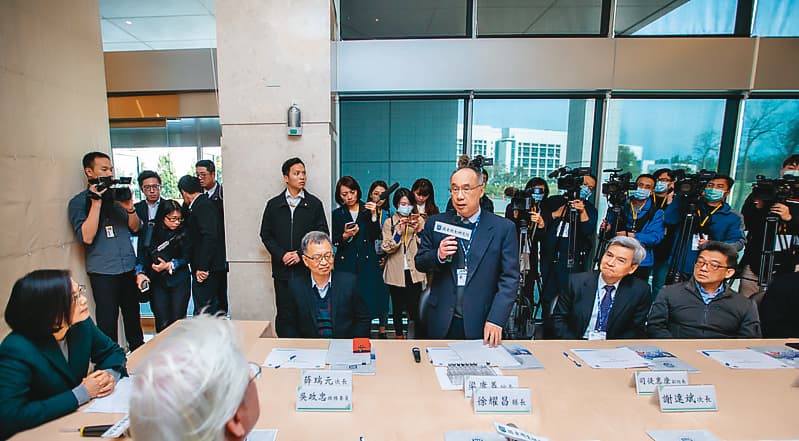 身兼指揮中心研發組長的梁賡義(右3)向蔡英文(左1)等高層建議,須建立mRNA疫苗技術平台。圖為蔡英文去年2月視導國衛院畫面。(總統府提供)