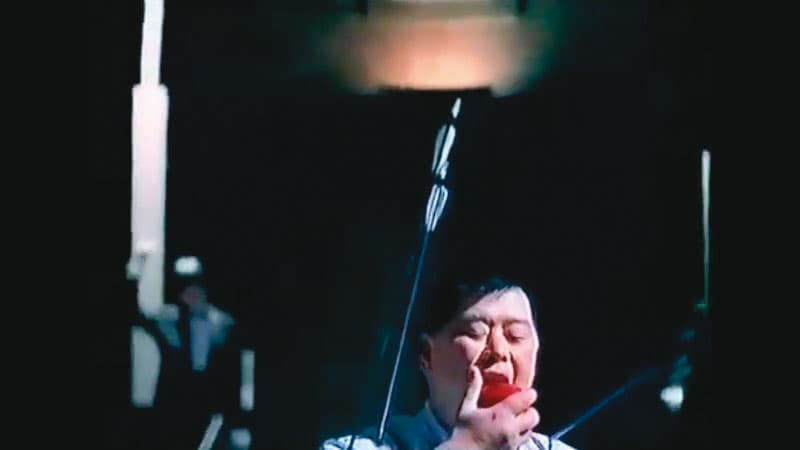 即使成為被攻擊對象,黎智英在廣告中淡定又大口地咬了蘋果。(翻攝畫面)
