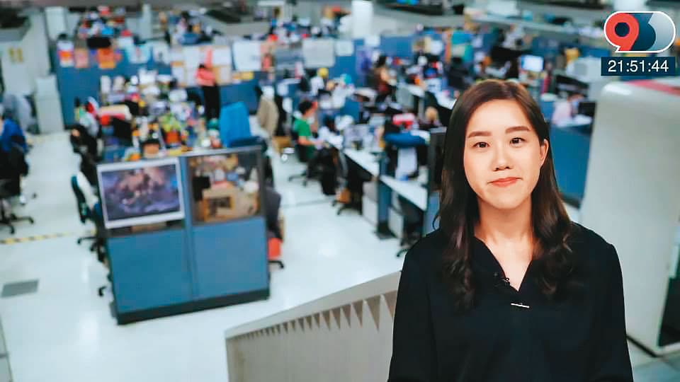 主播謝馨怡6月21日播報最後一集《九點半蘋果新聞報道》。(翻攝自網路)