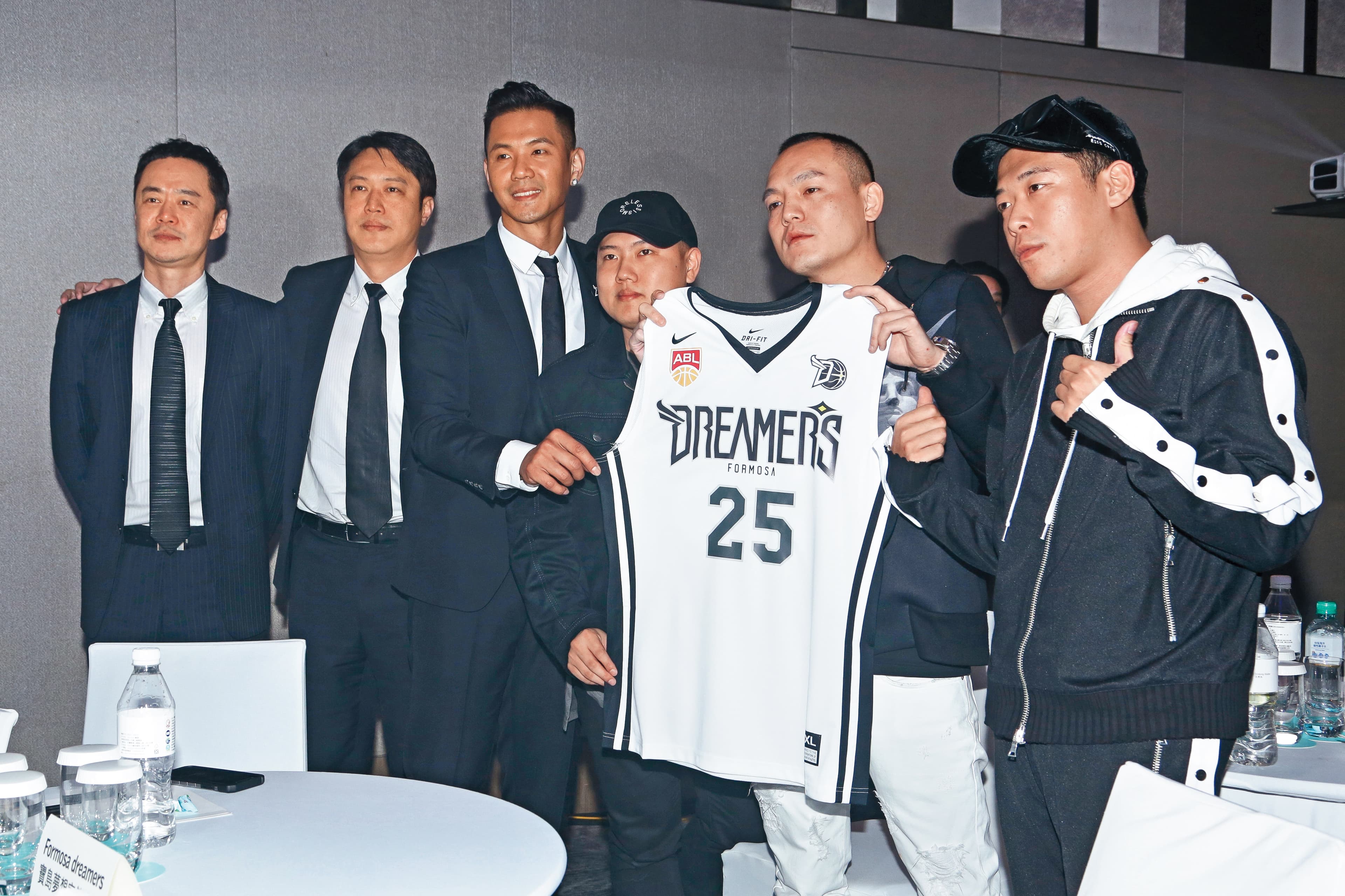 春風(右二)師弟BCW(右一、右三)曾為「夢想家籃球隊」製作專屬主題曲,張承中(左一)與黑人(左三)送上25號專屬球衣。