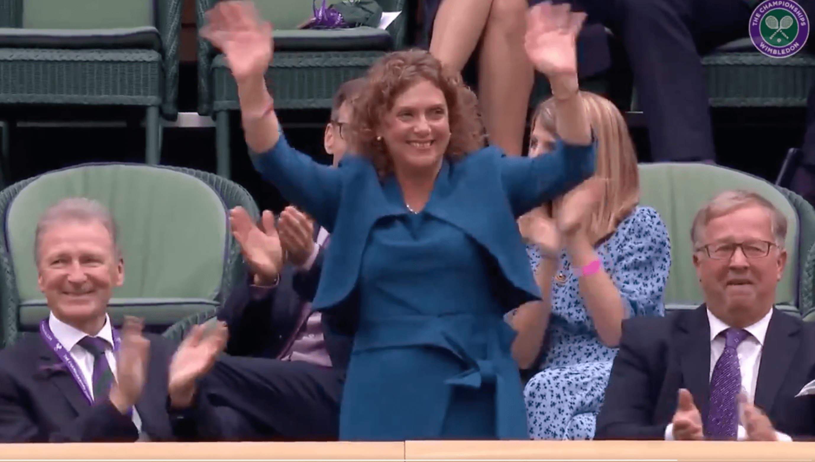 湯姆摩爾爵士的女兒英格摩爾受邀坐皇家包廂觀賽。(翻攝Wimbledon影片)