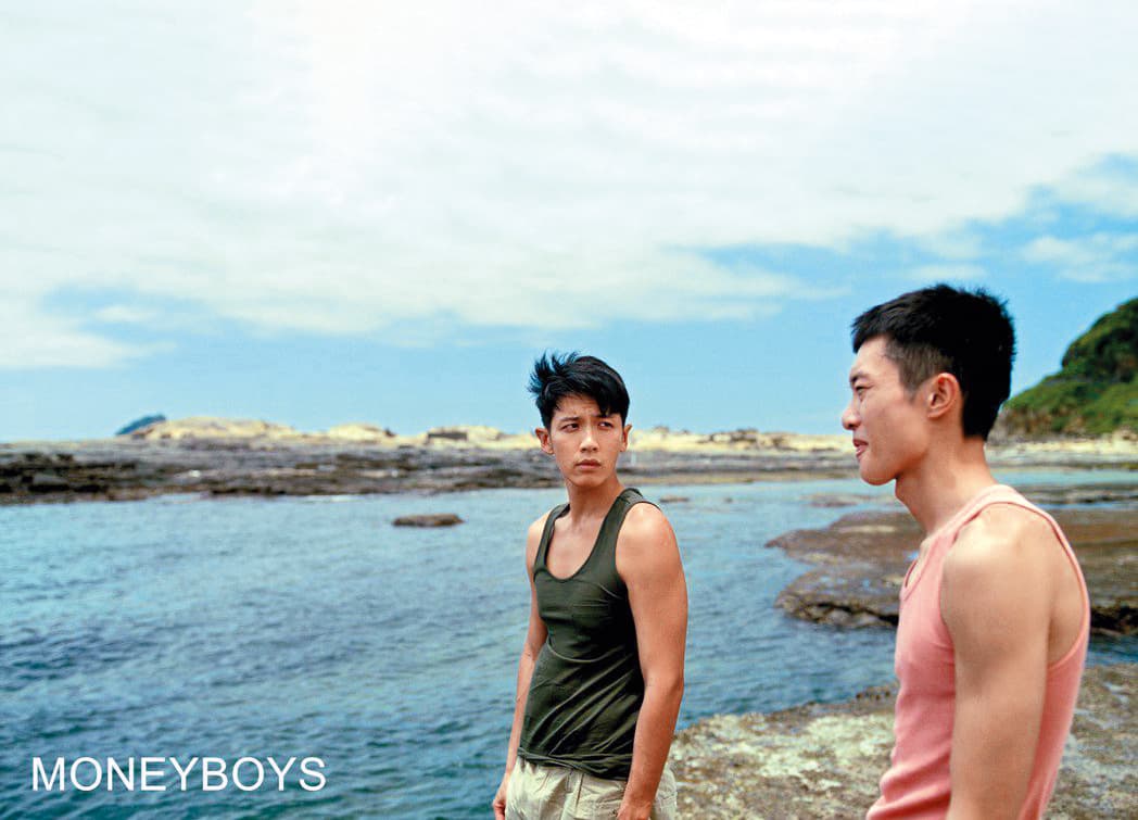 不僅網路圈粉,柯震東(左)在現實生活中的作品《MONEYBOYS》也獲國際肯定。(前景娛樂提供)