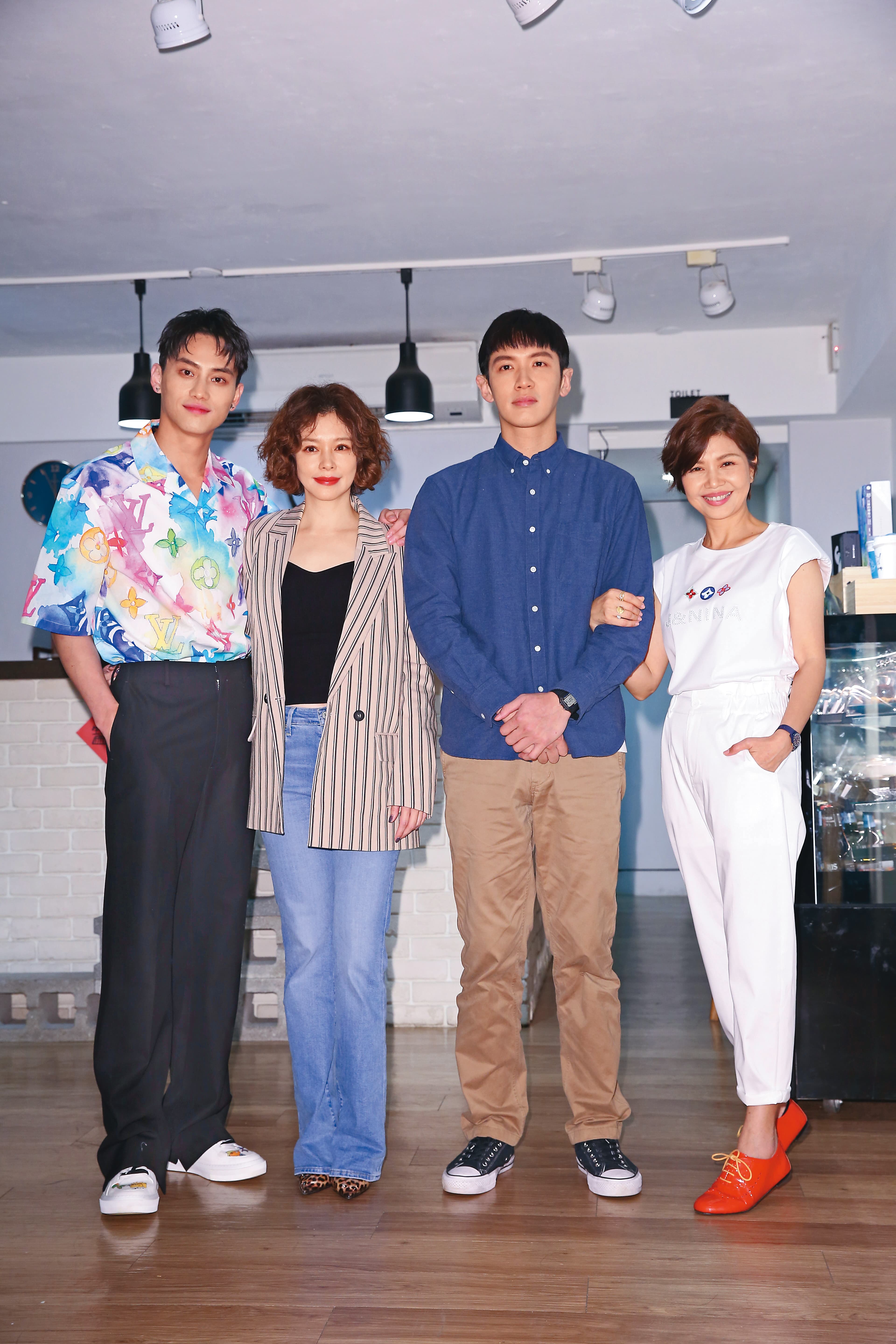 《買一送一》中,柯震東(右二)與徐若瑄(左二)配對,他說:「演這齣戲時,勾起我很久以前的回憶,回想起那種初戀的感覺。」左一為范少勳、右一為于子育。