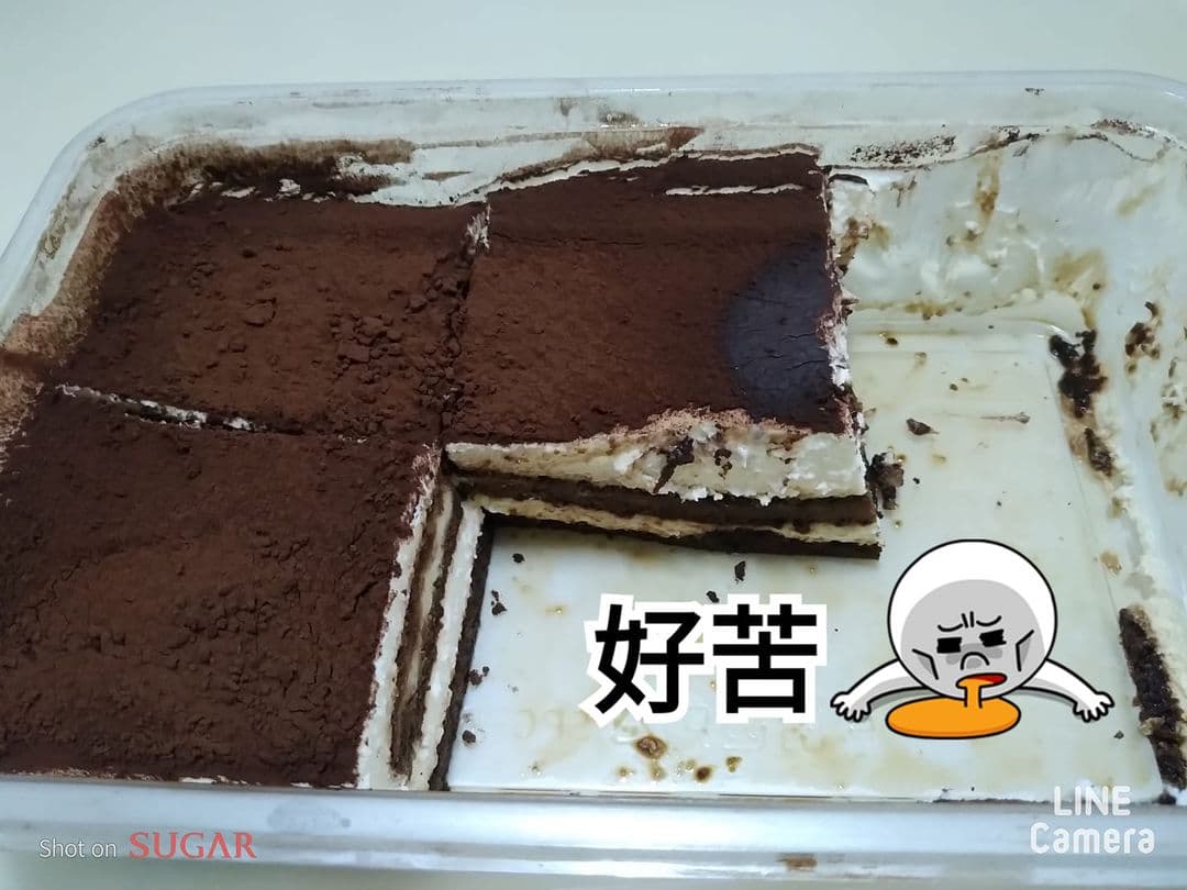 有名女網友購買好市多的提拉米蘇蛋糕品嘗後,直呼蛋糕上面粉「比藥粉還要苦」,苦到害她都不想再吃下去。(翻攝自Costco好市多 商品經驗老實說臉書社團)