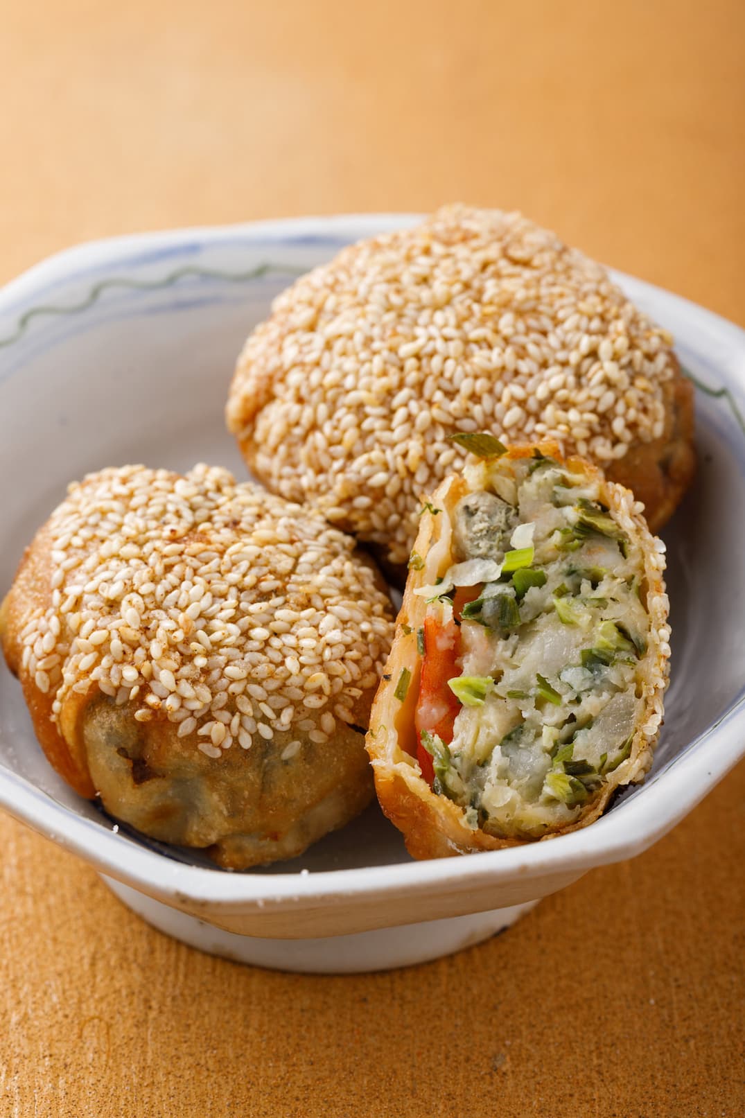 「高麗菜韭菜鮮蝦餅」鮮甜蝦肉與肥美鮮蚵加上韭菜、高麗菜、荸薺做內餡,酥香誘人。