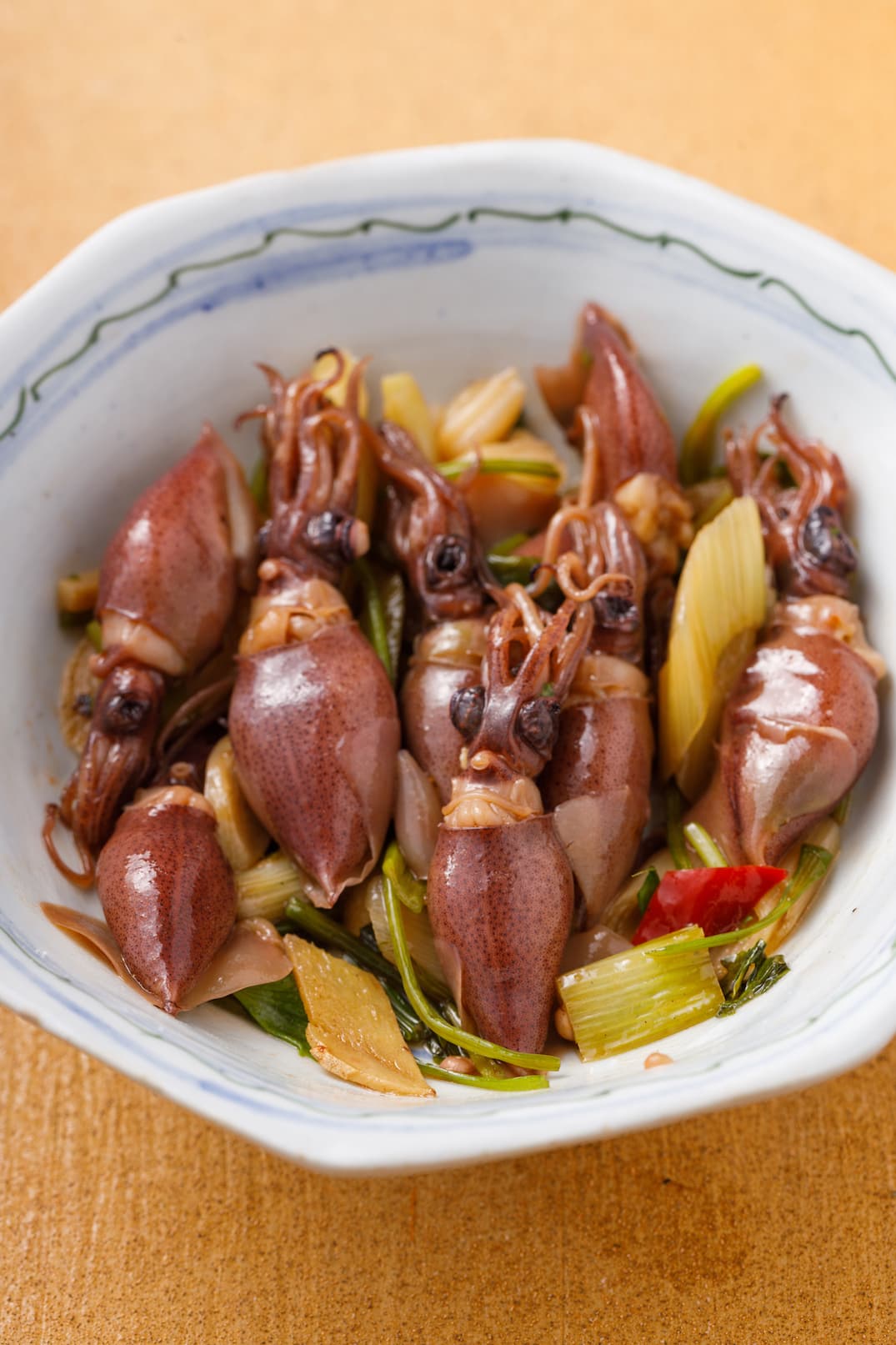 「醬香螢烏賊」使用季節限定的日本螢烏賊,以醬油、辣椒、蒜苗拌炒,鹹香可口。