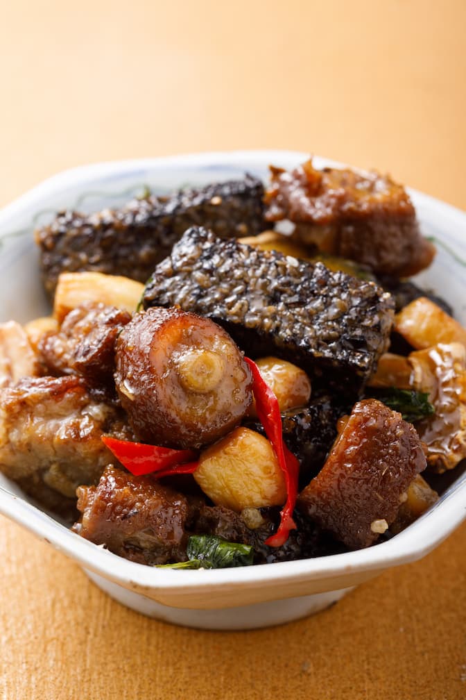 「三杯搖擺」滷豬尾巴表皮酥脆,嗆入噶瑪蘭麥芽威士忌,鹹香中帶酒香。