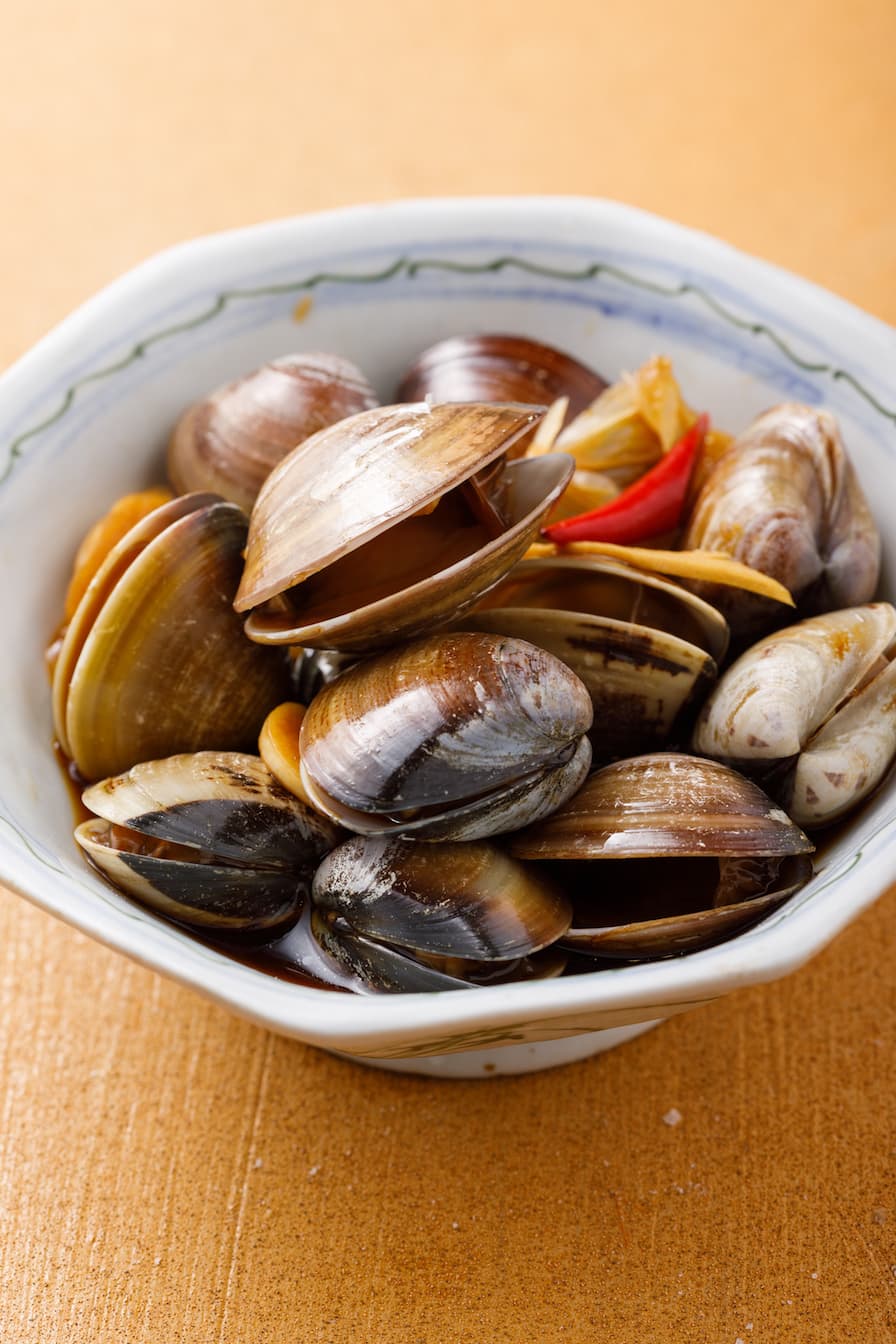 「蒜香醉醃鹹蛤蜊」海水生態蛤以特製醬料醃泡12小時入味,肉質鮮甜飽滿,鹹香開胃。