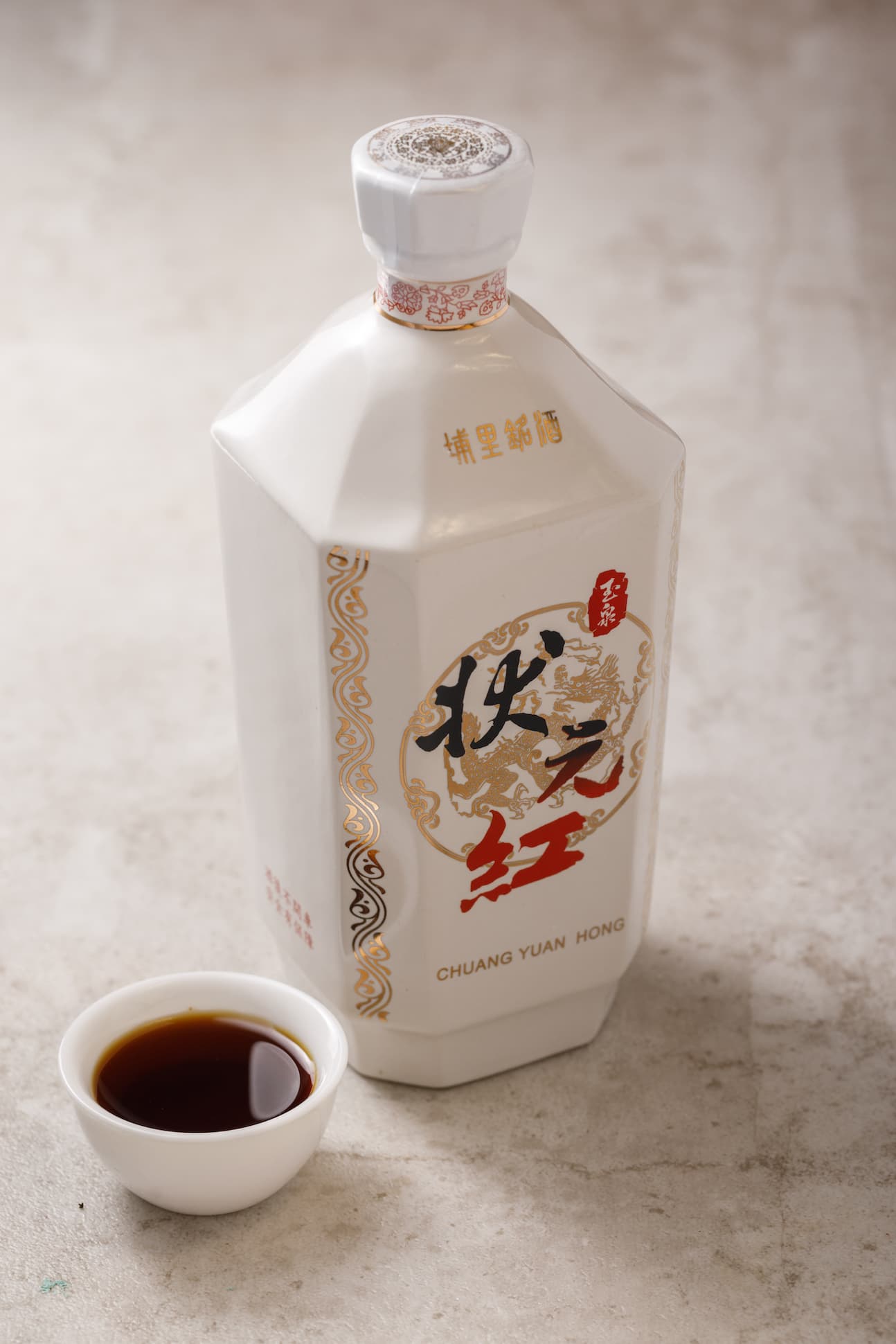 「玉泉窖藏18年精釀陳紹 狀元紅」酒質渾厚、香氣濃郁芬芳,如中菜料理的醬汁。(外帶加購價1,620元/瓶,原價1,800元/瓶)