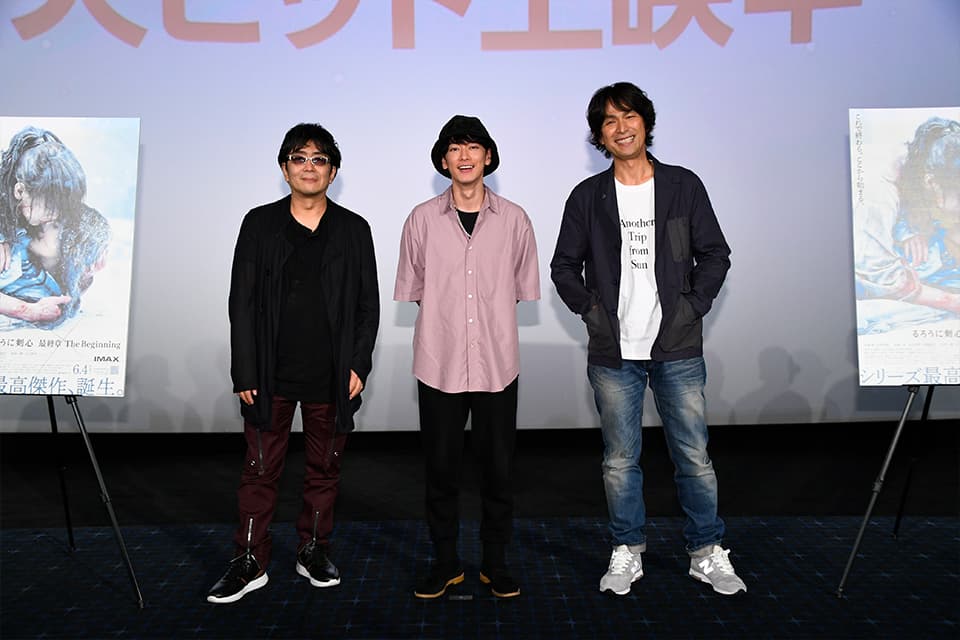 佐藤健(中)揪江口洋介(右)一起加入《神劍闖江湖:The Beginning》導演大友啓史的映後活動。(翻攝自官網)