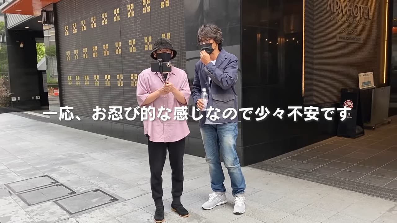 佐藤健(左)和江口洋介剛好這天都沒有工作行程,在新宿相約一起去看《神劍闖江湖:The Beginning》。(翻攝自YouTube畫面)