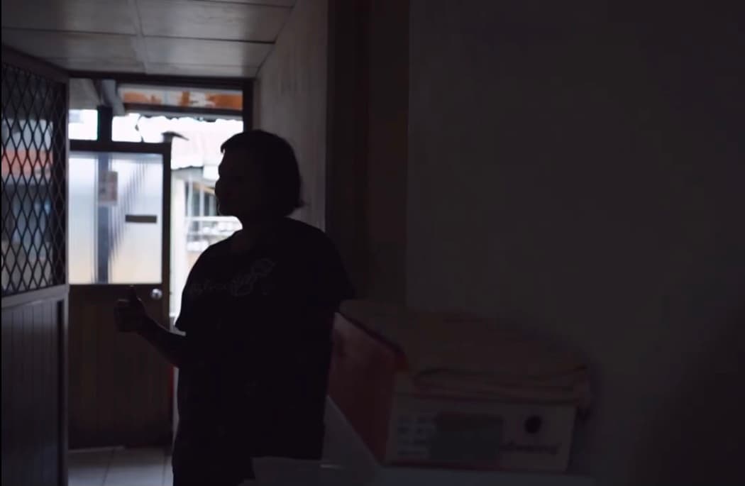個子高大的阿玲在旁人眼中看起來很正常,難以想像她滿身病痛,許多難言之隱讓她無法開口尋求協助。(鏡電視提供)