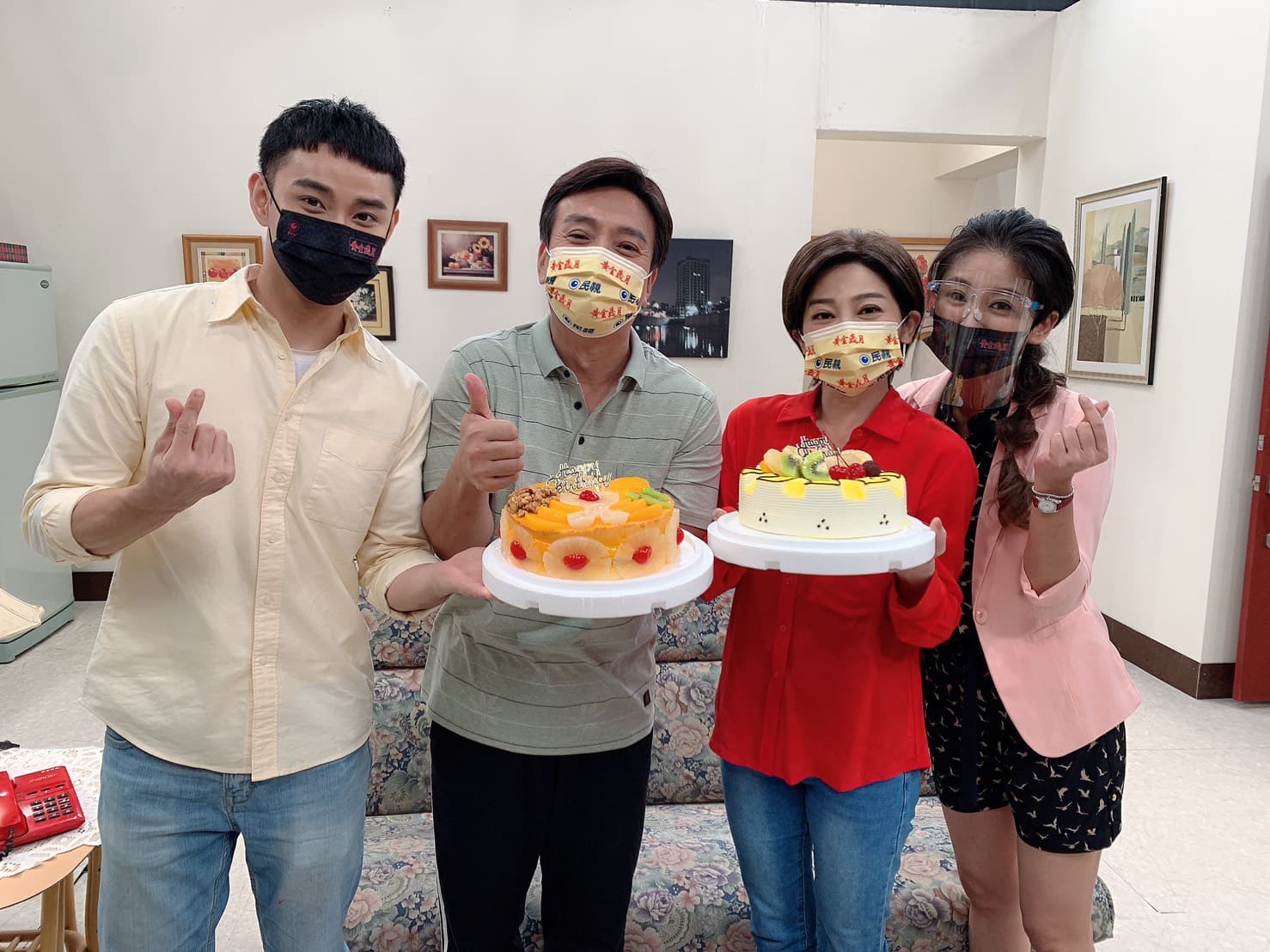 《黃金歲月》潘柏希、王彩樺、葉家妤開心幫王中平慶生。(民視提供)