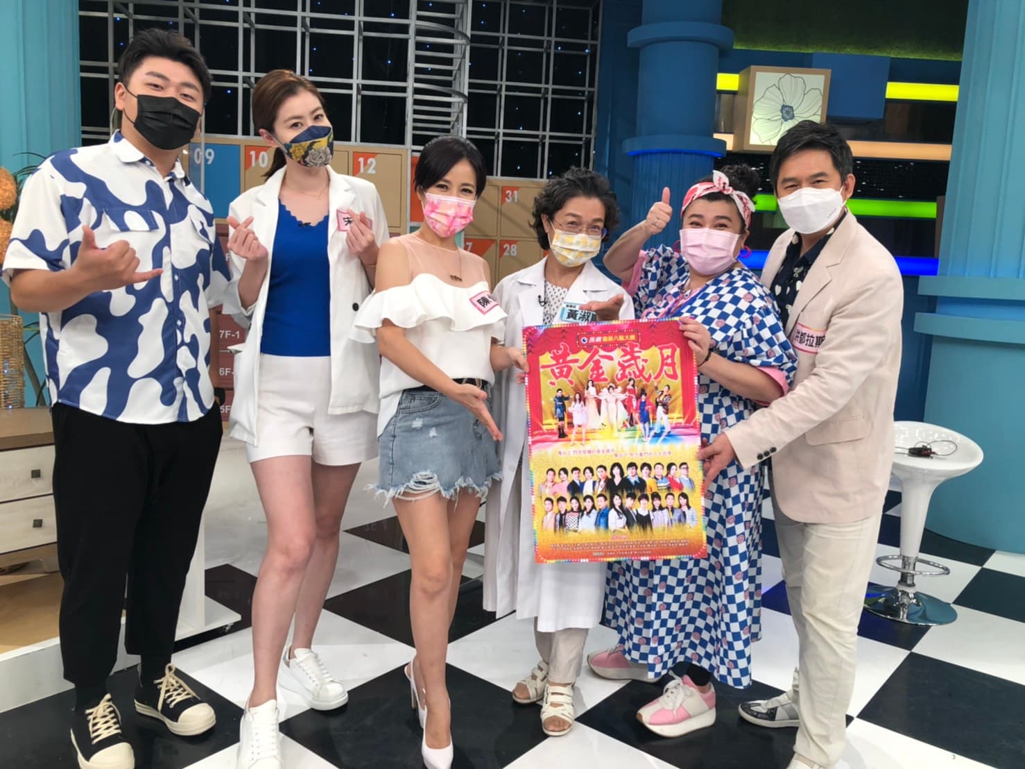主持阿布、宋哥、陳仙梅、營養師黃淑惠、主持人林美秀與洪都拉斯一起為節目《這事有影嘸》錄影。(民視提供)