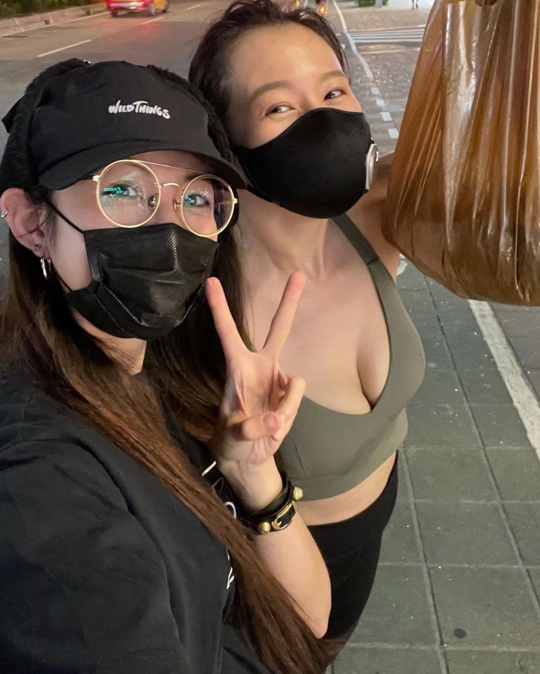 李千那為好友劉品言送餐，沒想到對方的身材卻意外成了焦點。（翻攝自李千那IG）