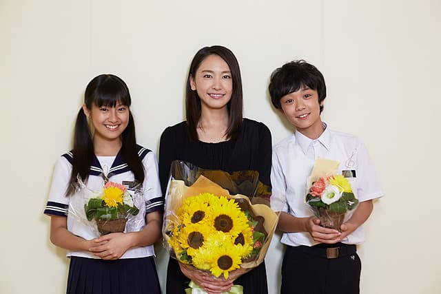 恒松祐里(左)6年前在電影《再會吧!青春小鳥》飾演與新垣結衣(中)不太合拍的一名叛逆女學生。(翻攝自eiga.com)