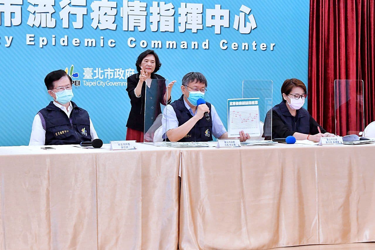 柯文哲(中)以不能陣前換將為由,駁回黃世傑(左)的請辭。(台北市政府提供)