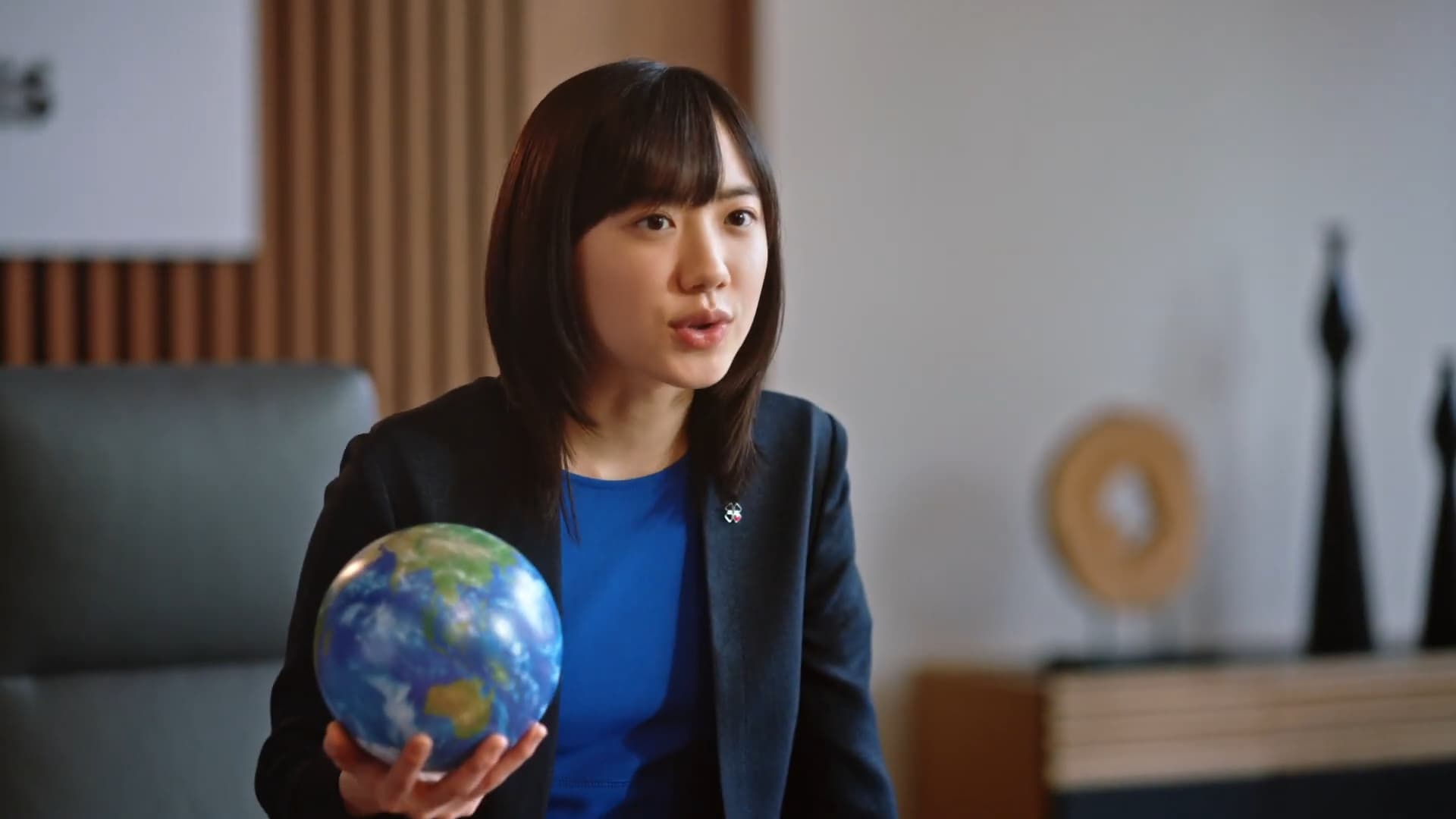蘆田愛菜的學霸形象吸引大批廠商找上門,目前手上有12家廣告代言。(翻攝畫面)