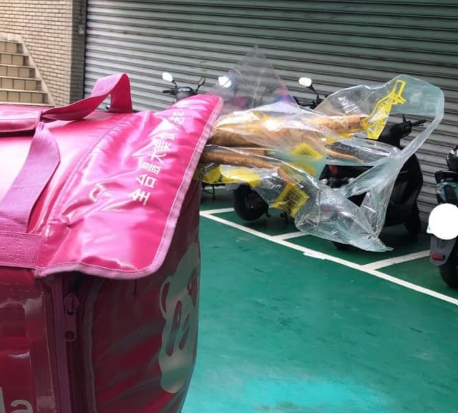 外送員送貨時,因牛蒡長度過長,無法完整裝入外送箱,只能露出一大截在外面,讓他感到十分尷尬。(翻攝自臉書社團「外送員的奇聞怪事」)