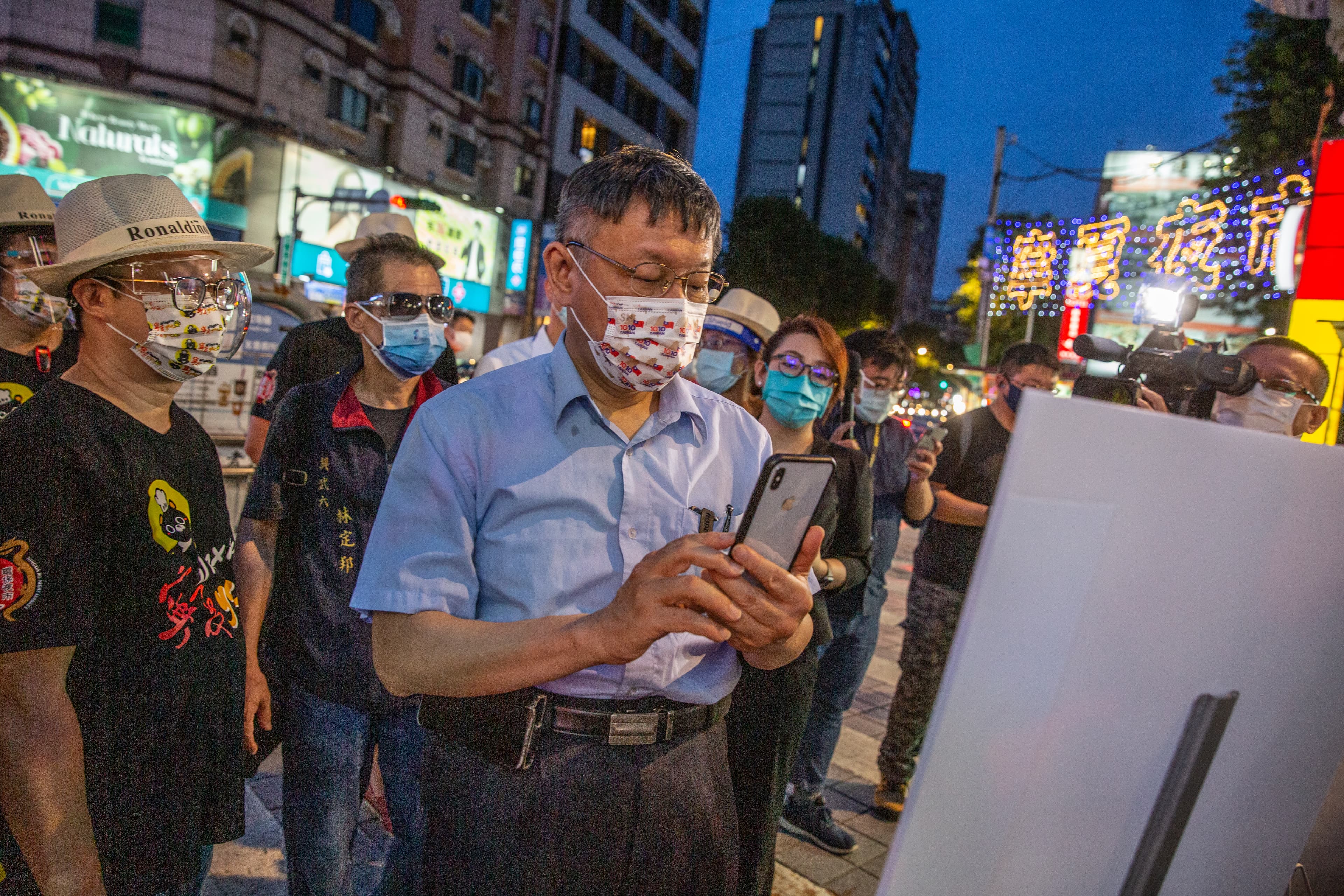 柯文哲進入寧夏夜市前,先示範使用台北通簡訊實聯制。