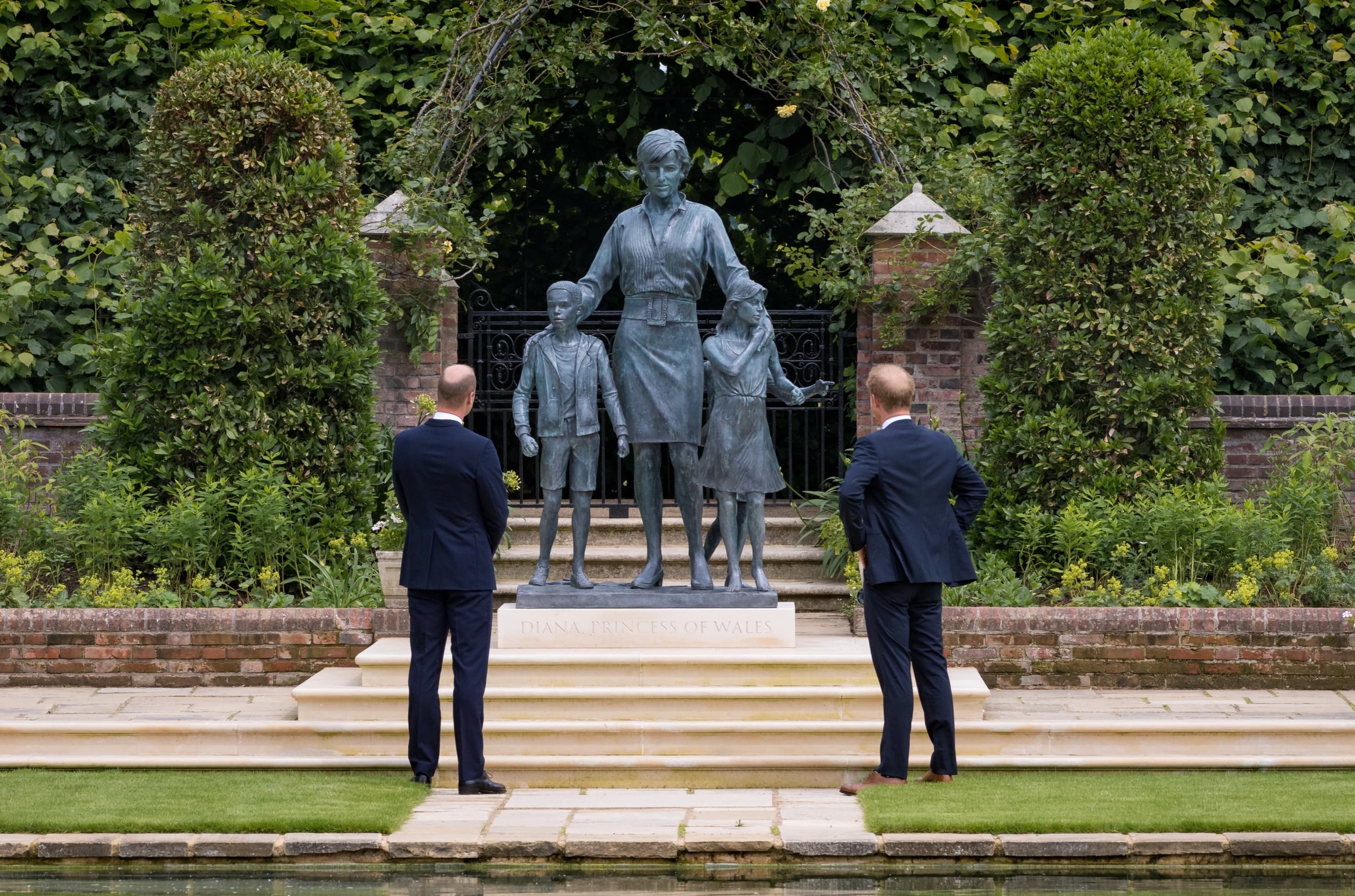 王室兄弟為了母親的紀念雕像揭幕。（翻攝KensingtonRoyal推特）