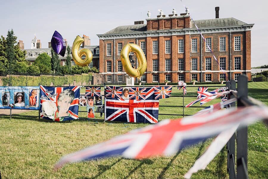 肯辛頓宮外頭有民眾為黛妃獻花慶生。（翻攝HMSussexSquad推特）