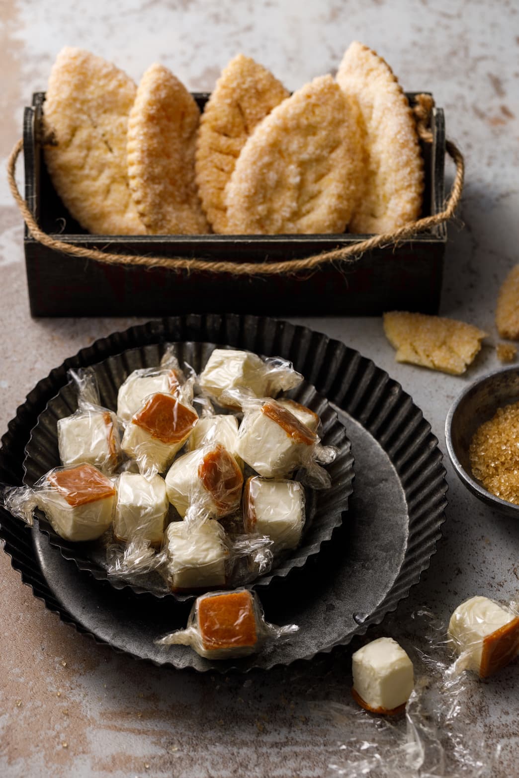 台北東區人氣甜點店「SEASON Artisan Pâtissier」冰涼的「自然酒乳酪球」及香脆「秋葉奶油千層酥」是最佳伴手禮。(前,710元/盒、後,475元/盒)