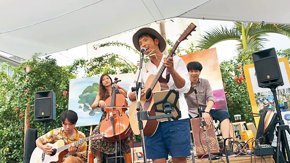 田廣潤(中)接觸音樂多年,直到近期才以衝浪歌手的身分回歸演藝圈。(翻攝自田廣潤臉書)