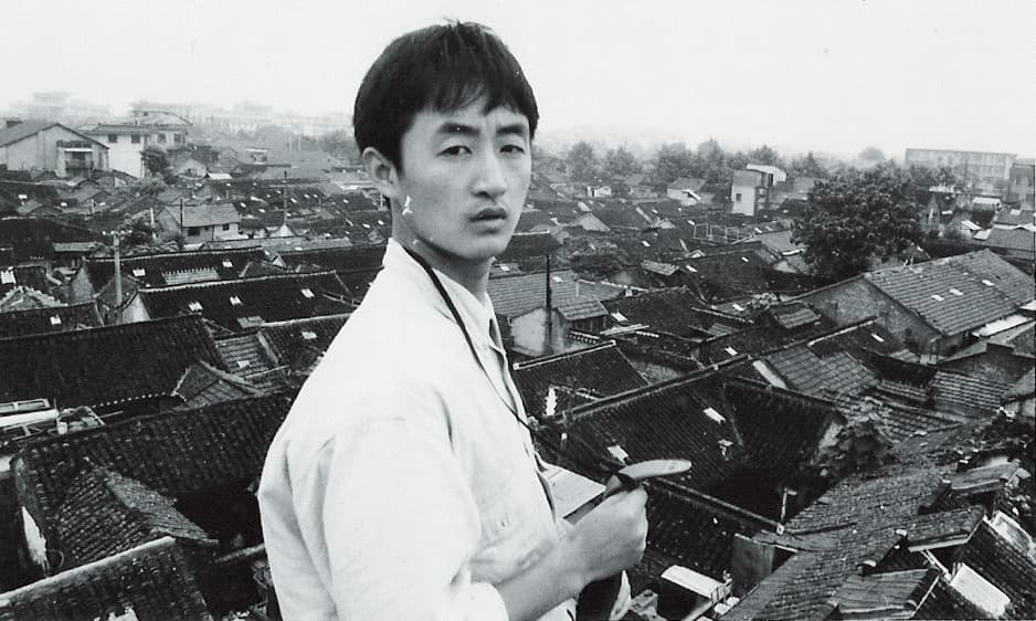 青年時代的聞海在揚州古城取景,25歲的他剛從北京電影學院畢業,攝於1996年。(聞海提供)