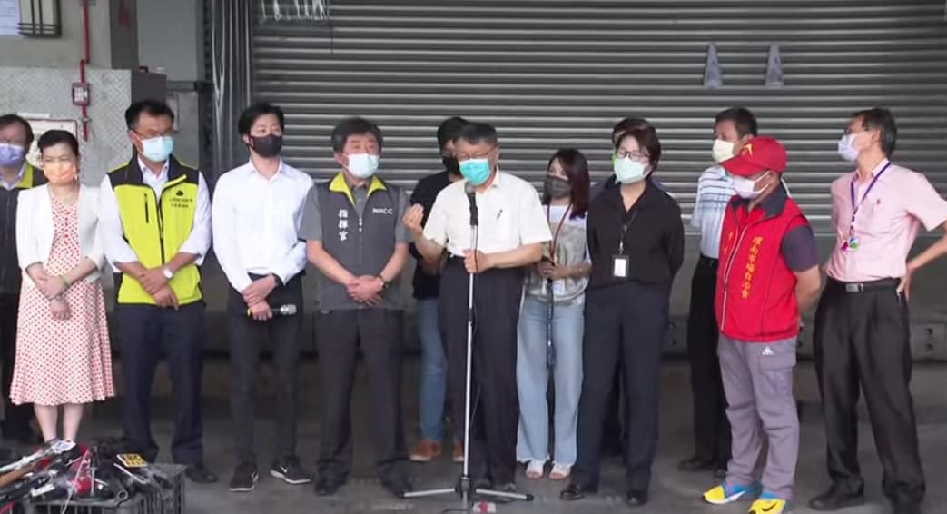 台北市長柯文哲於現場說明環南市場防疫措施。(翻攝疾管署Youtube)