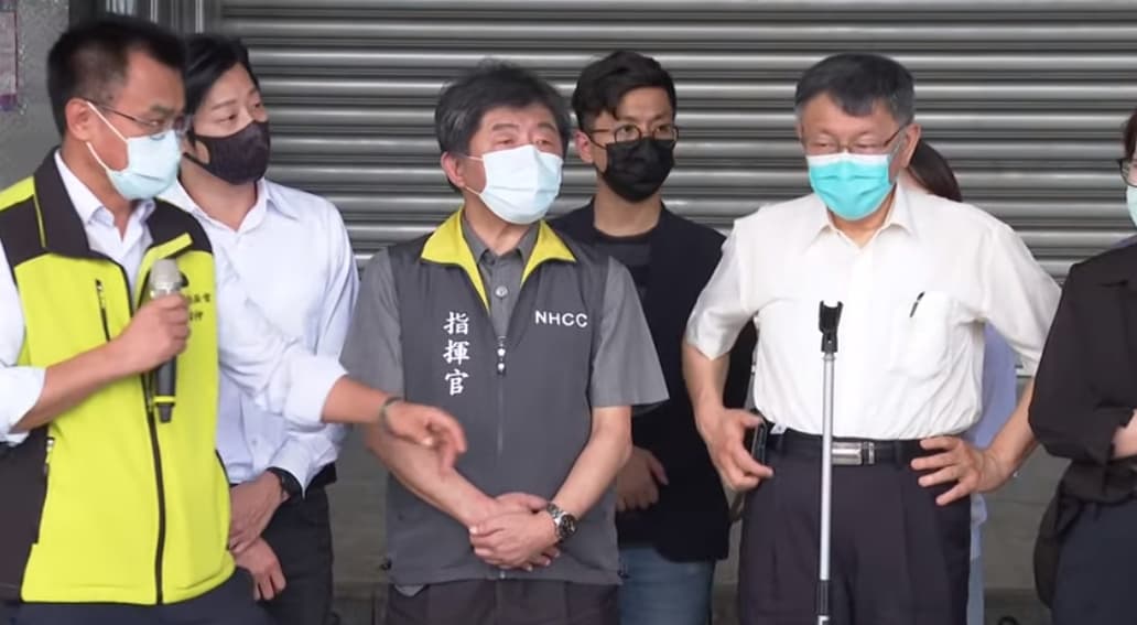 眼見會長越罵越兇,陳吉仲走近會長試圖讓他冷靜。(翻攝疾管署Youtube)