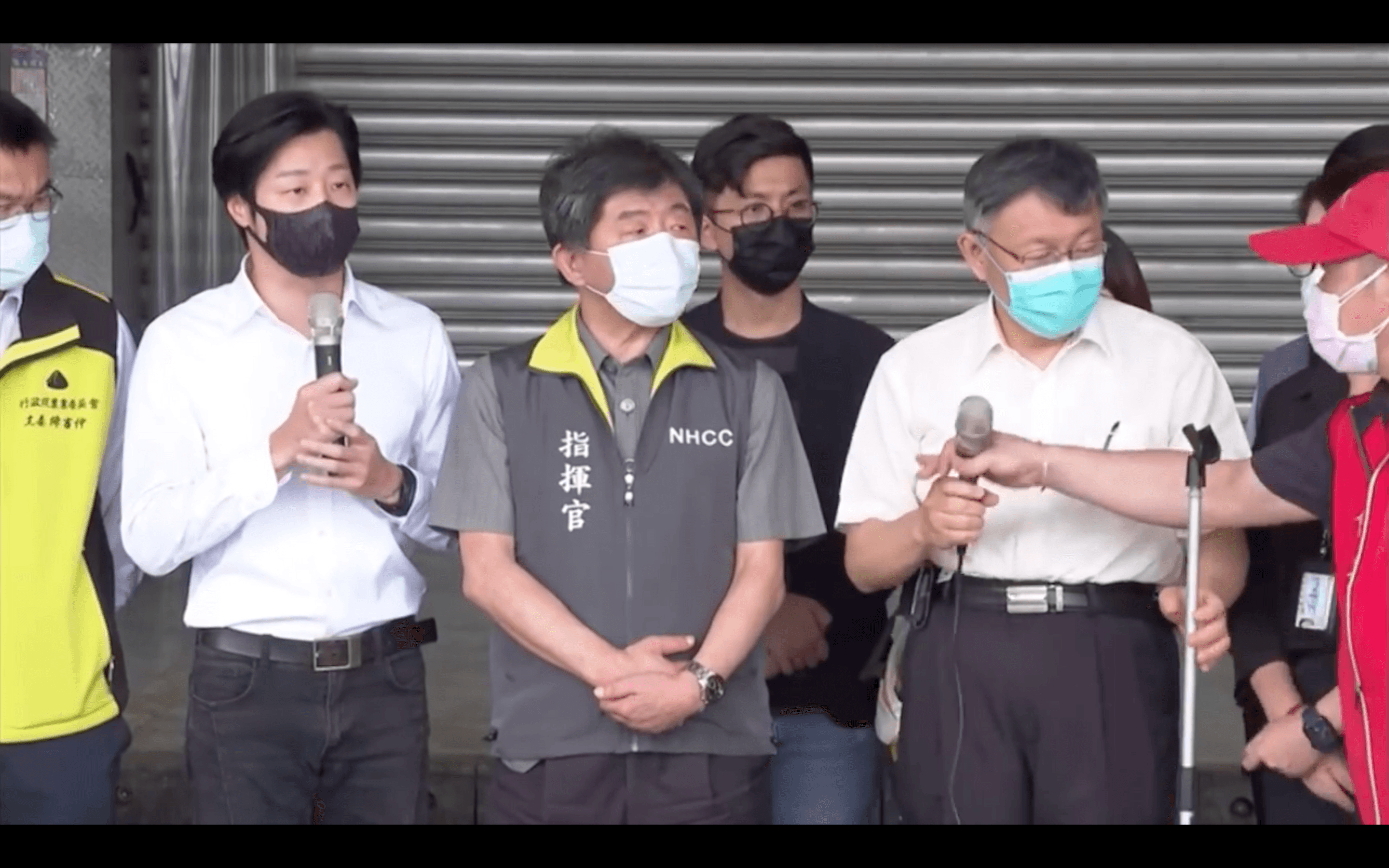 環南市場自治會會長林勝東（右1）曾搶走台北市長柯文哲手中的麥克風，怒嗆無黨籍立委林昶佐（左2）。（翻攝自疾管署YouTube）