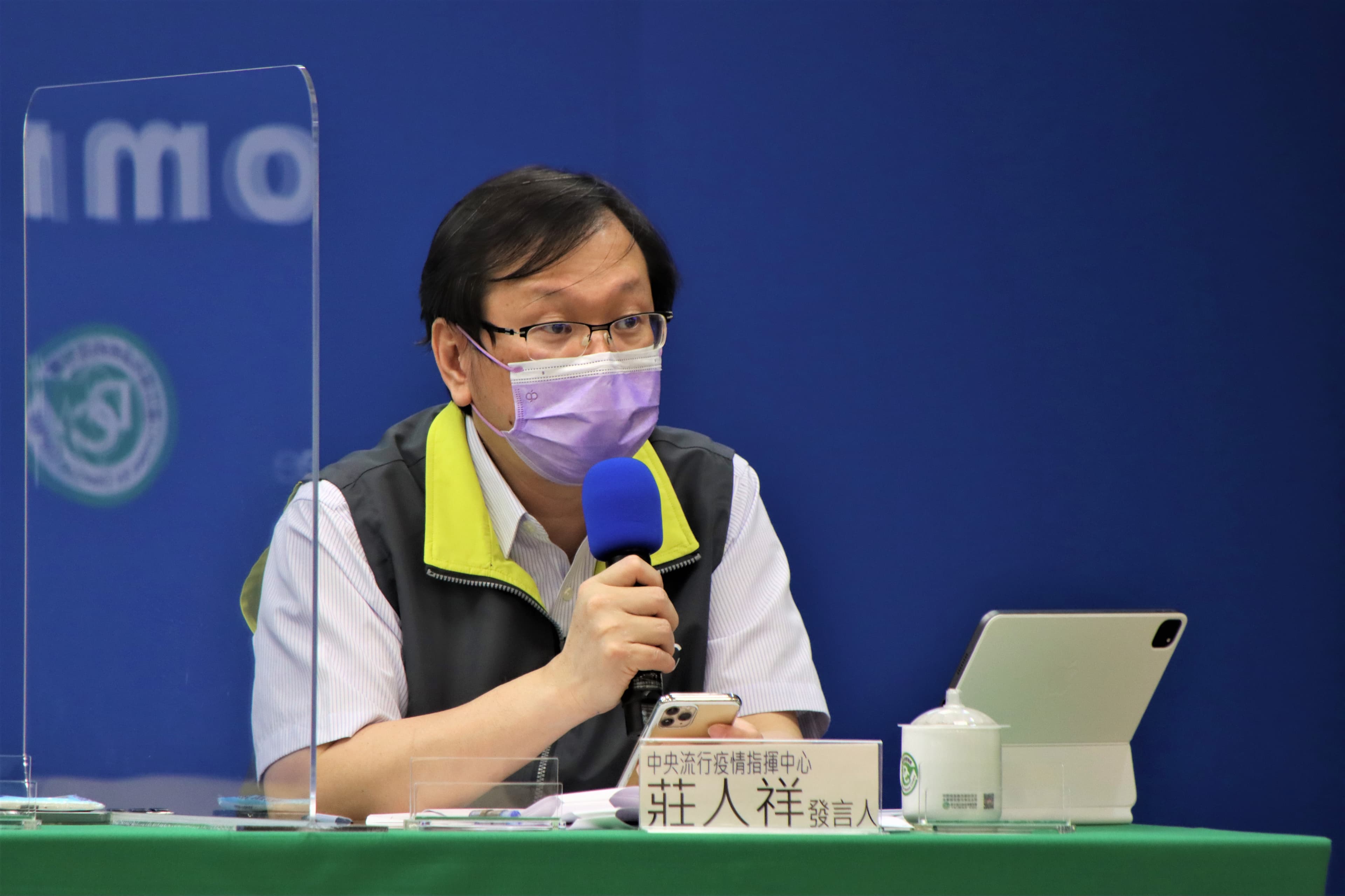 指揮中心發言人莊人祥表示,針對中央將對相關接觸者發送示警簡訊,預計將在晚間8點寄出。(指揮中心提供)