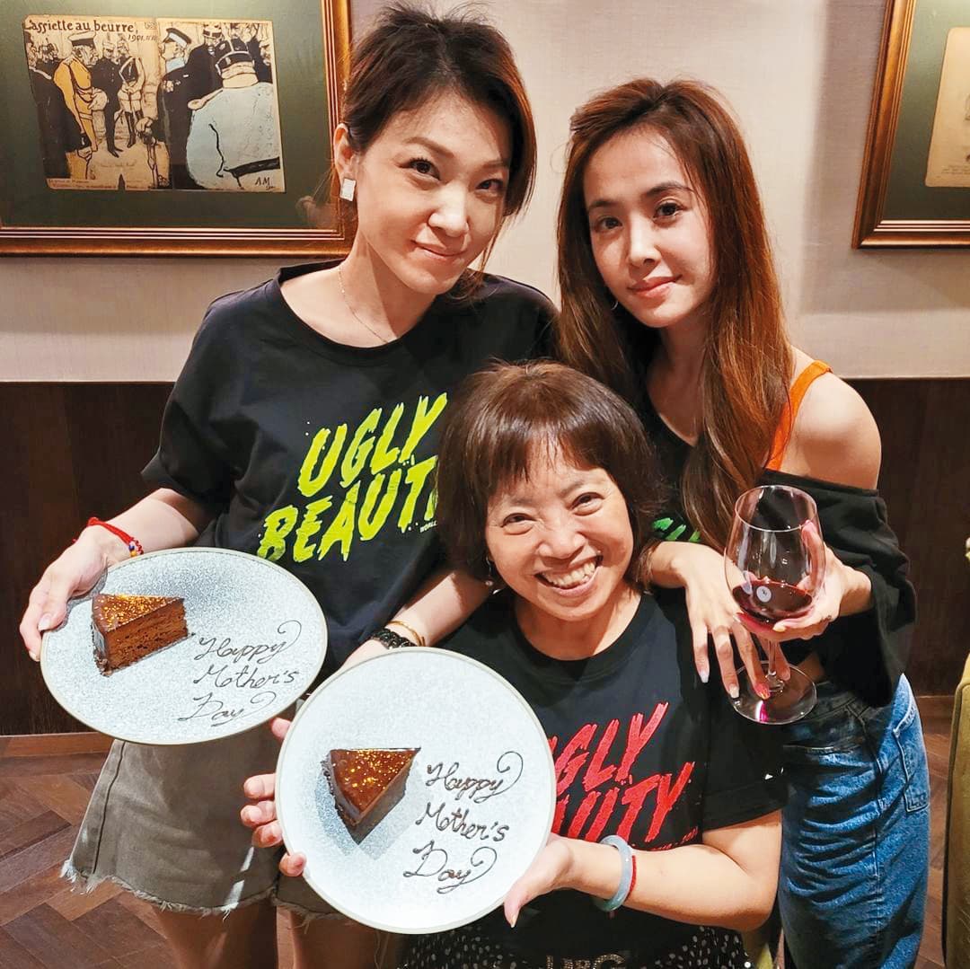 蔡依林(右)與媽媽(中)、姐姐感情親密,一家人是支持她最大的力量。(翻攝自蔡依林IG)