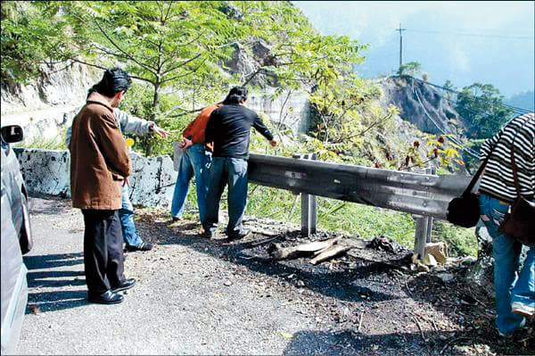  警方押解2名凶手到焚屍、棄屍地點進行模擬。（翻攝畫面）