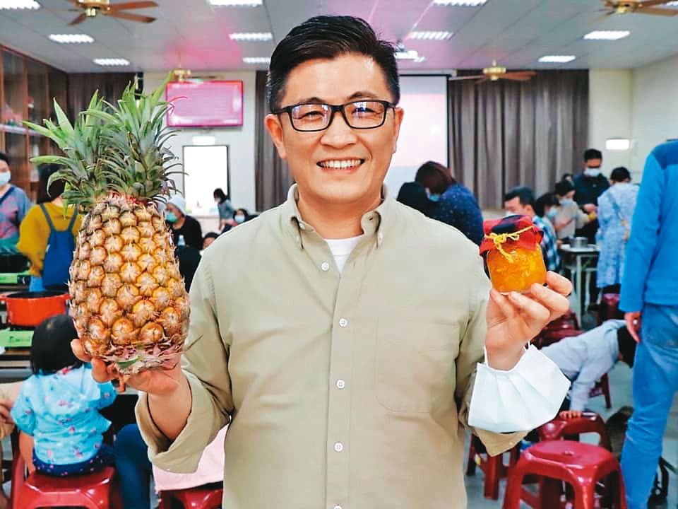 行政院顧問鄭宏輝呼籲新竹縣府加強查緝,不要替非法業者護航。(翻攝臉書)